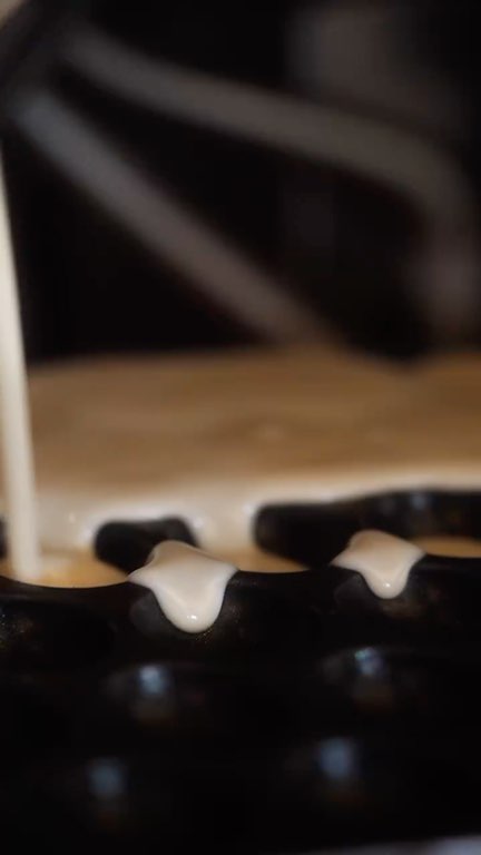Reel: batter poured into a waffle iron, then fruit, sauces and two scoops, closed into a Bell’s box